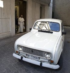 https://www.ragusanews.com/immagini_articoli/11-09-2013/phaeton-renault-4-levoluzione-a-quattroruote-di-papa-francesco-240.jpg