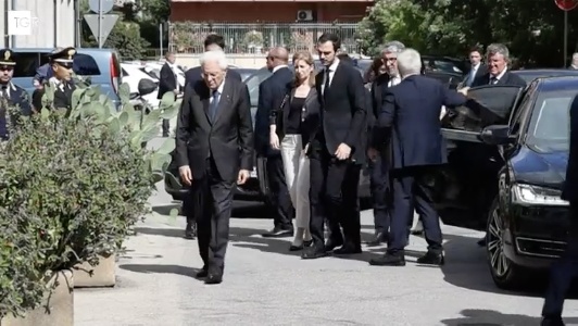 https://www.ragusanews.com/immagini_articoli/11-09-2024/mattarella-ai-funerali-della-nipote-maria-300.jpg