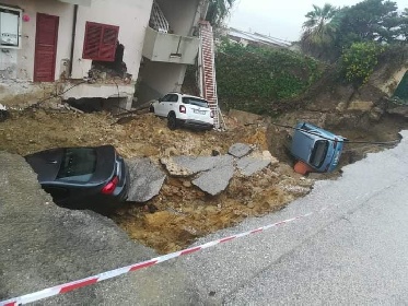 https://www.ragusanews.com/immagini_articoli/11-11-2021/1636626138-sciacca-crolla-il-muro-evacuati-due-palazzi-video-1-280.jpg