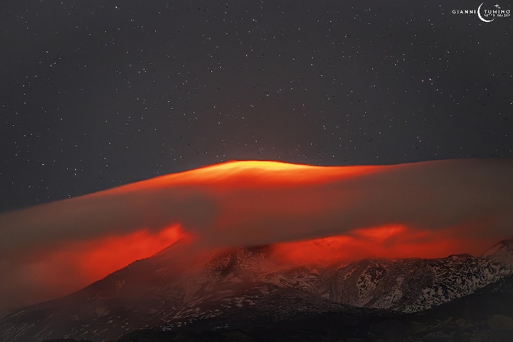 https://www.ragusanews.com/immagini_articoli/11-11-2023/nube-lenticolare-sull-etna-la-foto-500.jpg