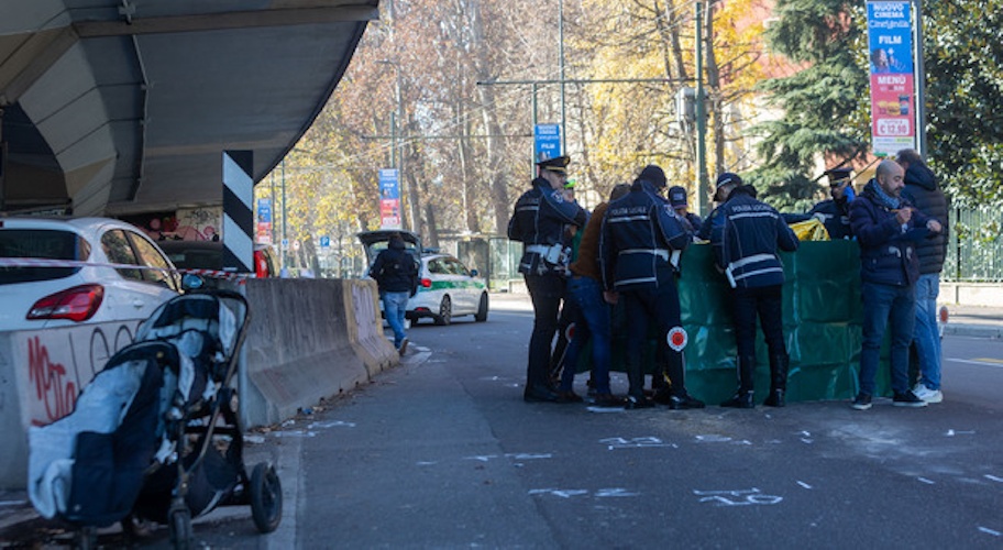 https://www.ragusanews.com/immagini_articoli/11-12-2024/tir-travolge-e-uccide-una-mamma-illesi-i-figli-gemelli-di-un-anno-e-la-nonna-fermato-il-camionista-500.jpg