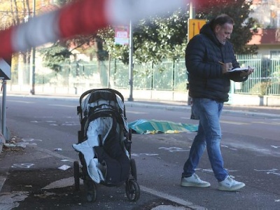 https://www.ragusanews.com/immagini_articoli/11-12-2024/tir-travolge-una-mamma-con-due-bambini-e-scappa-morta-la-34enne-300.jpg