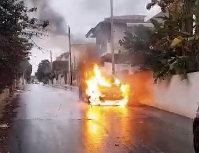 https://www.ragusanews.com/immagini_articoli/12-01-2025/marina-di-modica-auto-distrutta-da-incendio-300.jpg