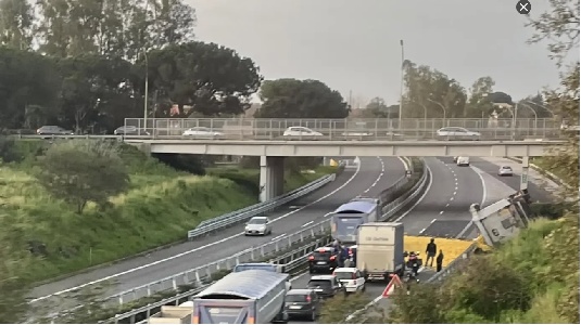 https://www.ragusanews.com/immagini_articoli/12-03-2025/autostrada-catania-messina-camion-di-limoni-si-ribalta-nei-pressi-del-casello-di-acireale-300.jpg