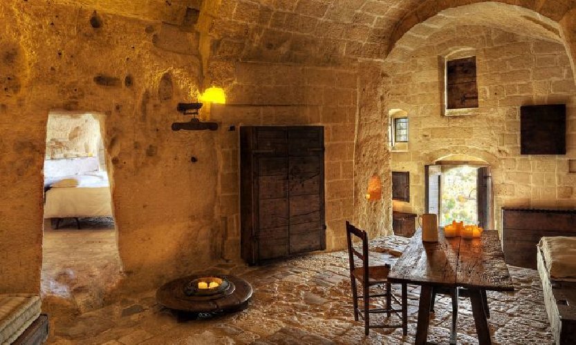 https://www.ragusanews.com/immagini_articoli/12-07-2018/albergo-diffuso-spiegato-inglesi-500.jpg