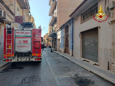 https://www.ragusanews.com/immagini_articoli/12-07-2024/1720811394-vittoria-incendio-androne-palazzo-salvata-una-donna-al-quarto-piano-1-300.jpg