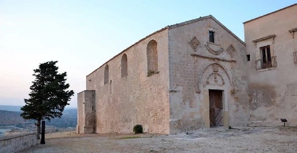 https://www.ragusanews.com/immagini_articoli/12-07-2024/alla-scoperta-dei-bronzi-rinvenuti-in-contrada-castelluccio-a-scicli-300.jpg