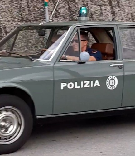 https://www.ragusanews.com/immagini_articoli/12-10-2022/polizia-di-chiaramonte-gulfi-sull-alfetta-1800-a-sirene-spiegate-video-500.jpg