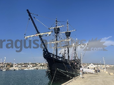https://www.ragusanews.com/immagini_articoli/12-10-2023/la-caravella-di-magellano-e-arrivata-al-porto-di-marina-di-ragusa-300.jpg