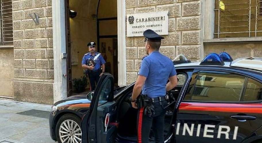 https://www.ragusanews.com/immagini_articoli/12-10-2024/bimba-entra-al-bar-e-chiede-aiuto-chiamate-i-carabinieri-papa-ci-picchia-500.jpg