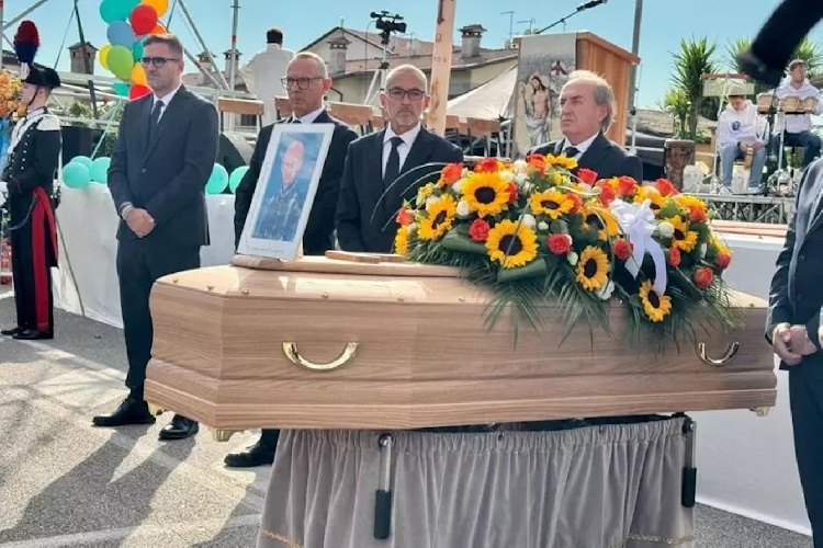 https://www.ragusanews.com/immagini_articoli/12-10-2024/funerale-sammy-basso-la-sua-lettera-un-bicchiere-alla-mia-salute-500.jpg