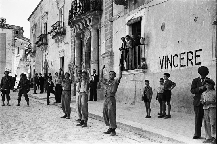 https://www.ragusanews.com/immagini_articoli/12-12-2023/mostra-fotografica-e-proiezione-docufilm-su-phil-stern-sicily-1943-500.jpg