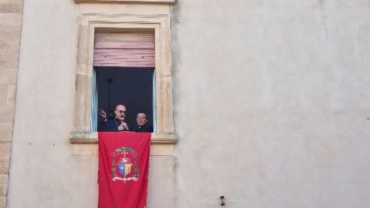 https://www.ragusanews.com/immagini_articoli/12-12-2024/1734017463-la-vigilia-di-santa-lucia-a-comiso-e-il-lancio-delle-noccioline-foto-video-2-300.jpg