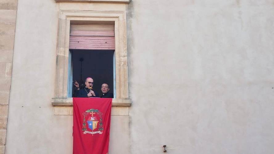 https://www.ragusanews.com/immagini_articoli/12-12-2024/1734017463-la-vigilia-di-santa-lucia-a-comiso-e-il-lancio-delle-noccioline-foto-video-2-500.jpg