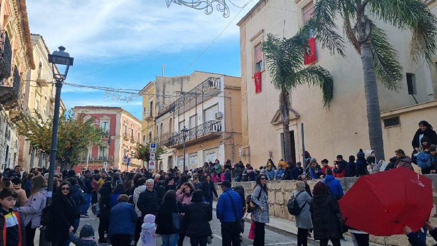 https://www.ragusanews.com/immagini_articoli/12-12-2024/1734017492-la-vigilia-di-santa-lucia-a-comiso-e-il-lancio-delle-noccioline-foto-video-3-500.jpg