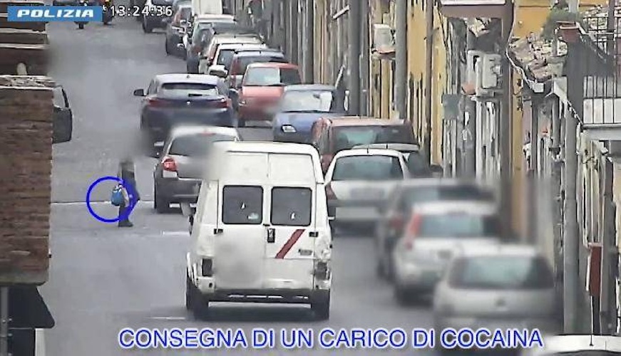 https://www.ragusanews.com/immagini_articoli/12-12-2024/catania-i-sacchi-della-spesa-pieni-di-cocaina-sta-arrivando-prepara-la-ciambella-500.jpg