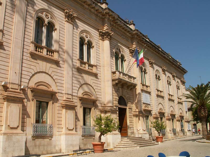 Palazzi storici e nobiliari in Sicilia / Nobiliary and historic palaces ...