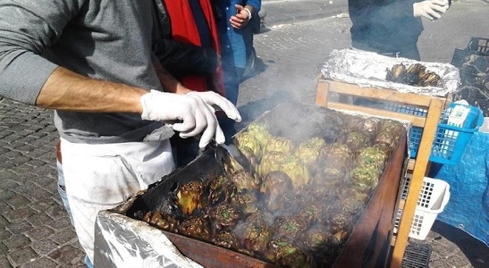 https://www.ragusanews.com/immagini_articoli/13-01-2025/i-venditori-abusivi-di-telline-e-di-carciofi-cucinati-in-strada-300.jpg