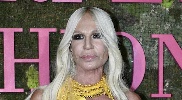 https://www.ragusanews.com/immagini_articoli/13-03-2025/donatella-versace-lascia-la-direzione-creativa-di-versace-100.jpg