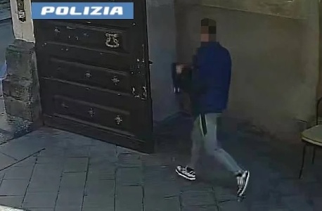 https://www.ragusanews.com/immagini_articoli/13-03-2025/ladro-seriale-incastrato-dai-video-300.jpg