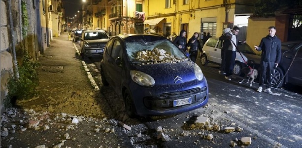 https://www.ragusanews.com/immagini_articoli/13-03-2025/terremoto-ai-campi-flegrei-forte-scossa-all-1-25-avvertita-a-napoli-magnitudo-4-4-gente-in-strada-300.jpg