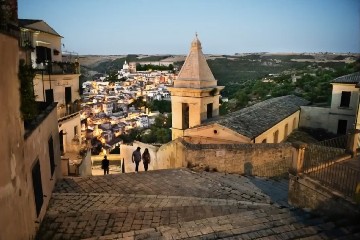 https://www.ragusanews.com/immagini_articoli/13-04-2020/steve-mccurry-omaggia-l-italia-e-commuove-con-le-foto-di-ragusa.-video-240.jpg