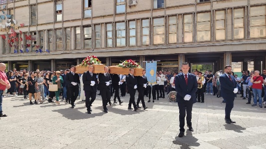 https://www.ragusanews.com/immagini_articoli/13-06-2024/celebrati-i-funerali-di-gianni-cascone-e-giusy-polizzi-300.jpg