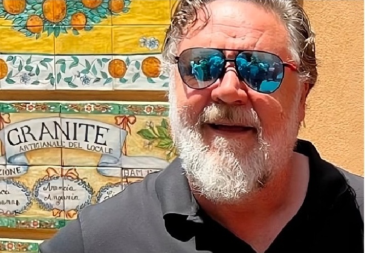 https://www.ragusanews.com/immagini_articoli/13-07-2023/1689239420-russel-crowe-e-a-taormina-1-500.jpg