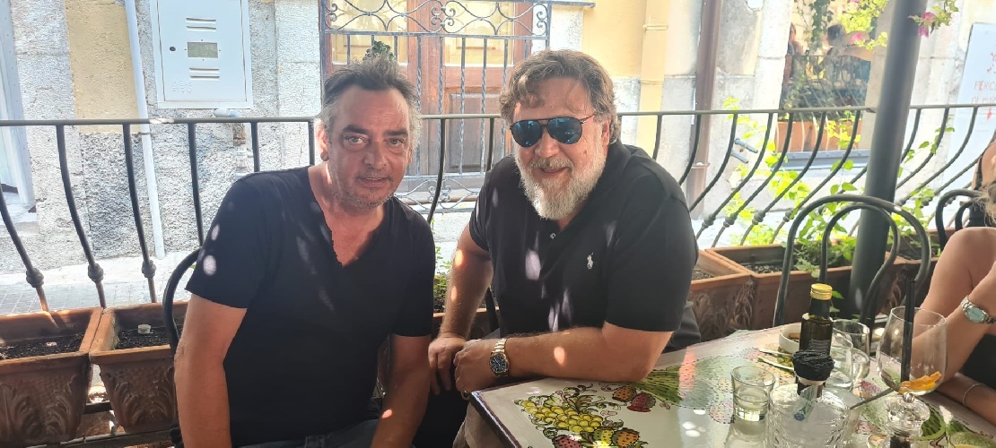 https://www.ragusanews.com/immagini_articoli/13-07-2023/russel-crowe-e-a-taormina-500.jpg