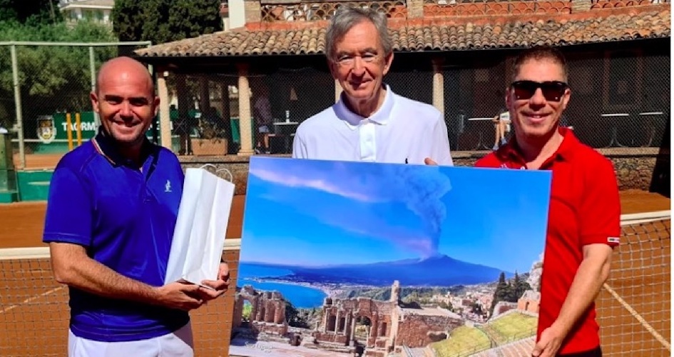 https://www.ragusanews.com/immagini_articoli/13-08-2023/l-uomo-piu-ricco-del-mondo-bernard-arnault-e-tornato-a-taormina-500.jpg