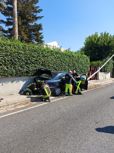 https://www.ragusanews.com/immagini_articoli/13-08-2024/ragusa-anziano-sbatte-con-auto-contro-muro-incastrato-tra-le-lamiere-500.jpg