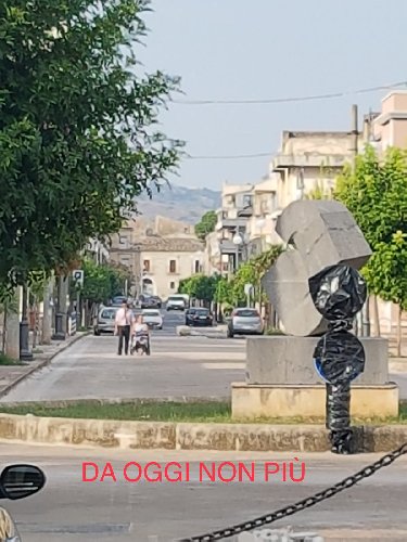 https://www.ragusanews.com/immagini_articoli/13-09-2018/comiso-perde-isola-pedonale-viale-resistenza-500.jpg