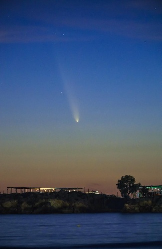 https://www.ragusanews.com/immagini_articoli/13-10-2024/la-cometa-atlas-a-punta-braccetto-la-foto-500.jpg