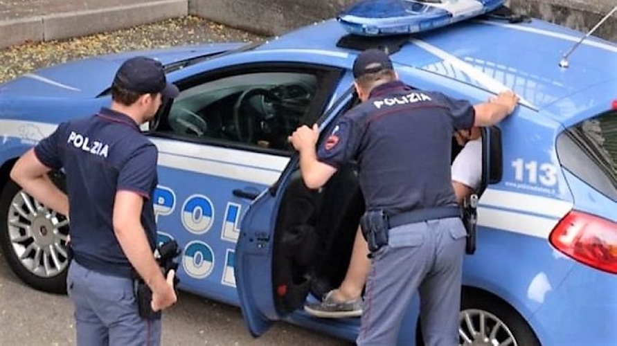 https://www.ragusanews.com/immagini_articoli/13-11-2024/estorsioni-7-arresti-tra-comiso-e-vittoria-500.jpg