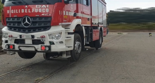 https://www.ragusanews.com/immagini_articoli/13-12-2021/1639391959-la-locomotiva-ibrida-dei-pompieri-siciliani-foto-video-4-280.jpg