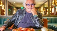 https://www.ragusanews.com/immagini_articoli/13-12-2023/la-pizza-di-briatore-a-68-euro-certo-c-e-il-pata-negra-100.jpg