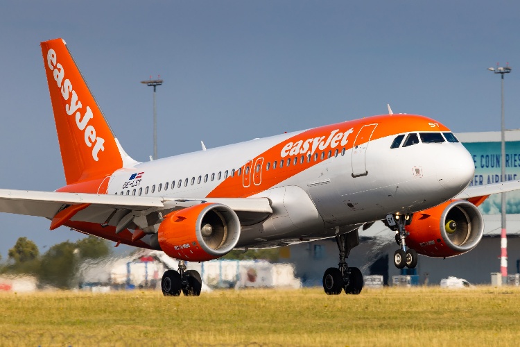 https://www.ragusanews.com/immagini_articoli/13-12-2024/altra-tegola-sull-aeroporto-di-comiso-e-sac-catania-easyjet-lascia-500.jpg