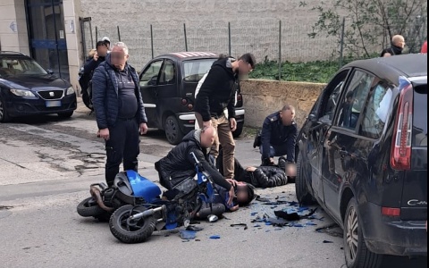 https://www.ragusanews.com/immagini_articoli/14-01-2025/in-scooter-vedono-la-polizia-fuggono-e-hanno-incidente-uno-e-in-prognosi-riservata-300.jpg