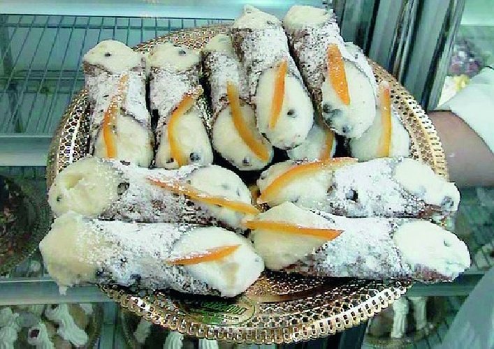 https://www.ragusanews.com/immagini_articoli/14-02-2011/cannolo-siciliano-ambasciatore-delleros-500.jpg