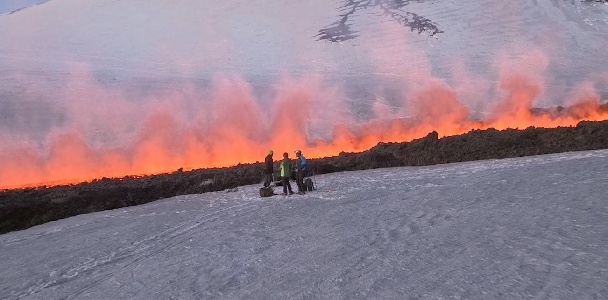 https://www.ragusanews.com/immagini_articoli/14-02-2025/esplosioni-e-colata-le-immagini-dell-etna-video-300.jpg