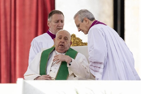 https://www.ragusanews.com/immagini_articoli/14-02-2025/papa-francesco-ricoverato-al-gemelli-accertamenti-e-cure-per-la-bronchite-300.jpg