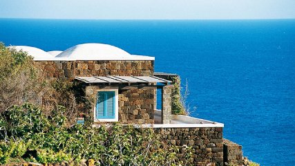 https://www.ragusanews.com/immagini_articoli/14-03-2018/pantelleria-viaggio-dammusu-giorgio-armani-video-240.jpg