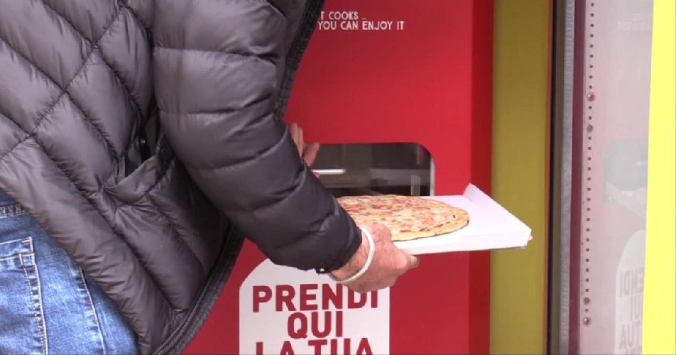 https://www.ragusanews.com/immagini_articoli/14-05-2021/pizza-pronta-in-3-minuti-arriva-quella-preparata-dal-distributore-500.jpg