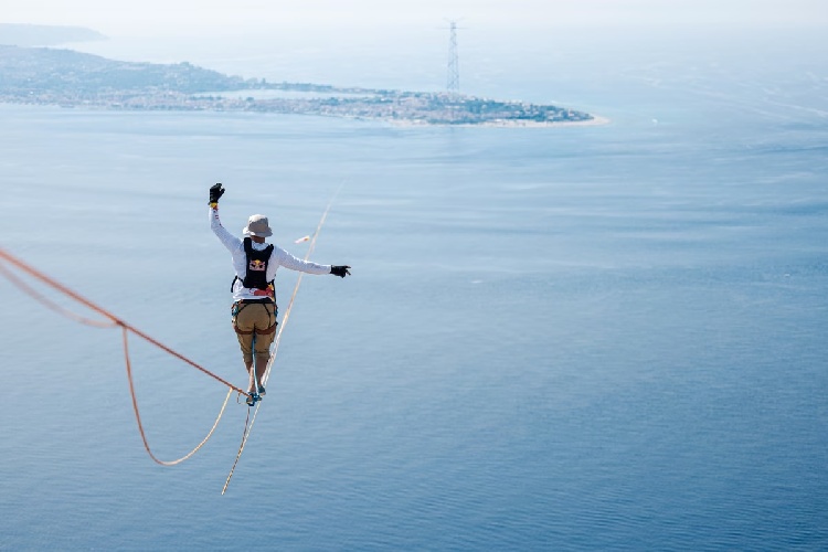 https://www.ragusanews.com/immagini_articoli/14-07-2024/jaan-roose-ha-attraversato-lo-stretto-di-messina-su-una-fune-500.jpg