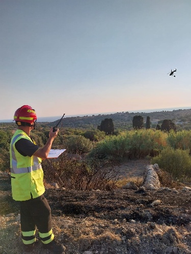 https://www.ragusanews.com/immagini_articoli/14-08-2024/modica-incendio-minaccia-abitazioni-e-aziende-a-balatelle-500.jpg