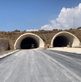 https://www.ragusanews.com/immagini_articoli/14-09-2021/autostrada-siracusa-gel-ecco-la-galleria-che-portera-a-modica-nel-2022-280.jpg