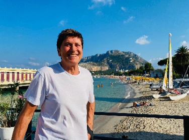 https://www.ragusanews.com/immagini_articoli/14-09-2021/gianni-morandi-in-vacanza-a-mondello-e-palermo-280.jpg