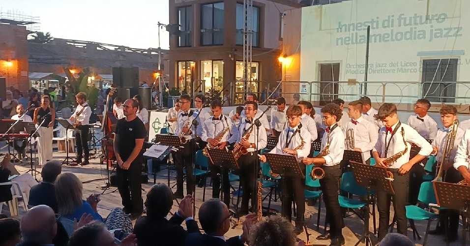 https://www.ragusanews.com/immagini_articoli/14-09-2024/l-orchestra-jazz-del-verga-di-modica-al-marzamemi-cinefest-500.jpg