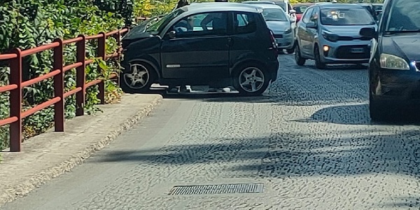 https://www.ragusanews.com/immagini_articoli/14-09-2024/minicar-con-due-ragazzine-si-schianta-contro-il-guardrail-a-modica-300.jpg