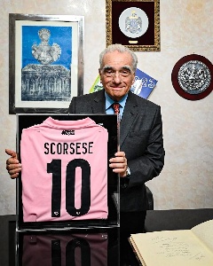 https://www.ragusanews.com/immagini_articoli/14-10-2024/martin-scorsese-donata-la-maglia-del-palermo-n-10-regista-300.jpg